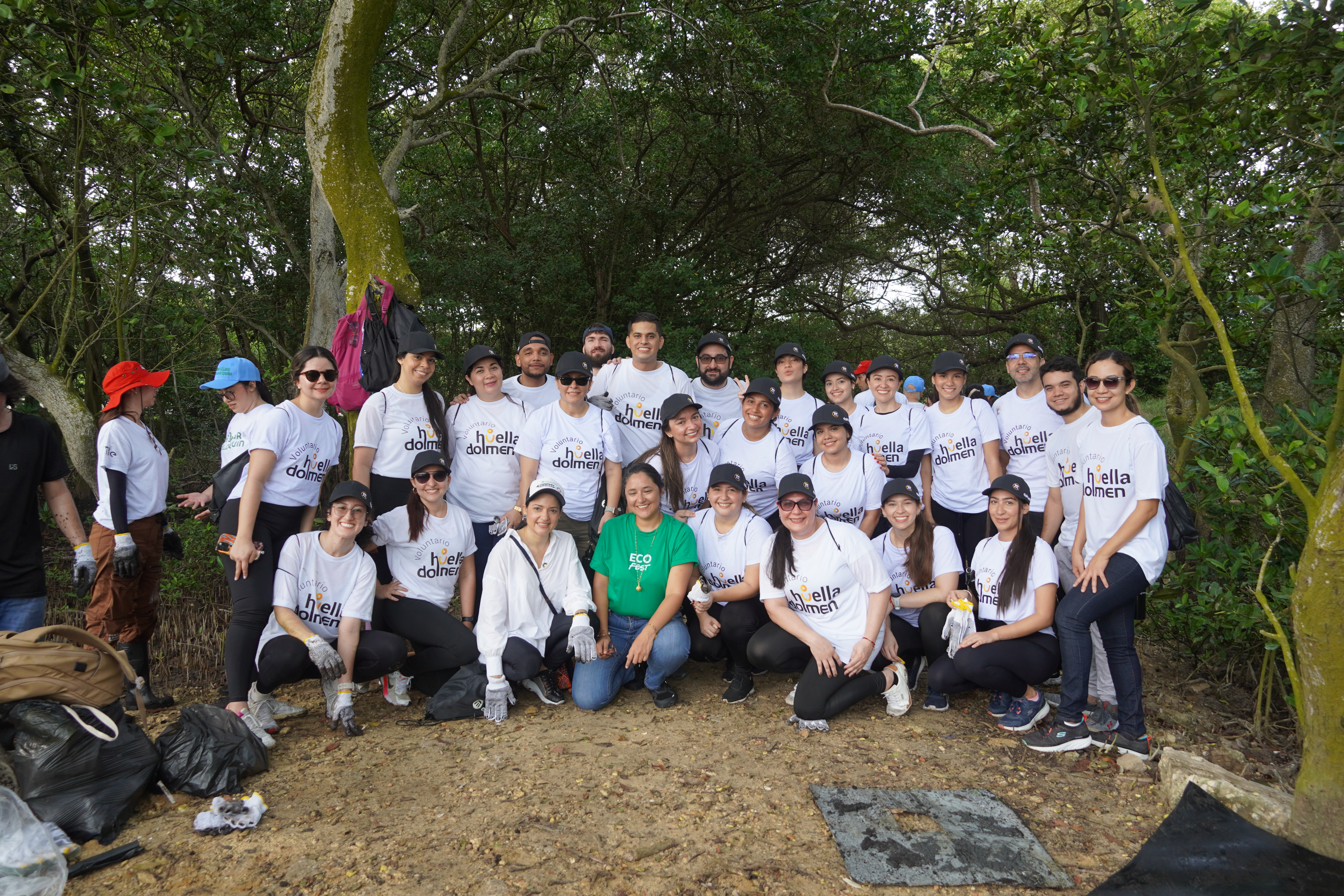 Huella Dolmen activó su compromiso ambiental en una jornada de siembra y limpieza en la Ciénaga de Mallorquín