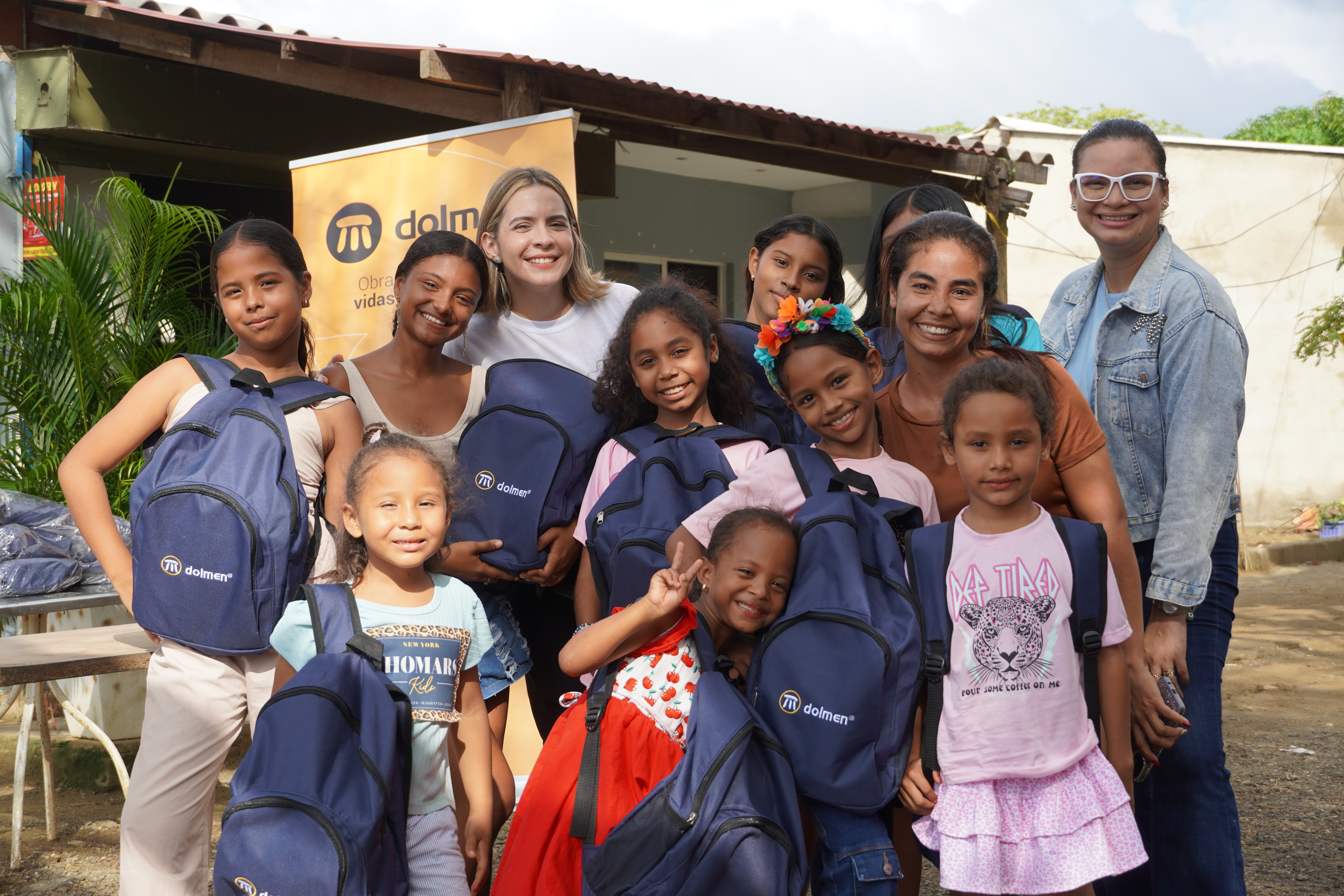 Dolmen fortalece su compromiso social con la entrega de más de 1.200 kits escolares en 15 ciudades del país